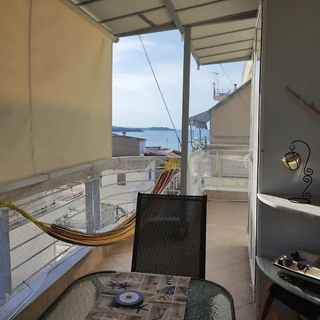 διαμέρισμα για 4 με θέα θάλασσα σε ήσυχη γειτονιά Lägenhet